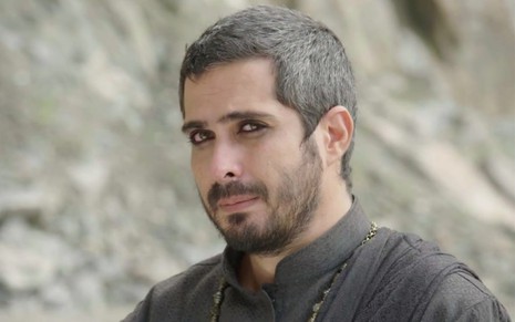 Iano Salomão em cena de Gênesis: caracterizado como Ismael, ator olha com desconfiança para alguém fora do quadro