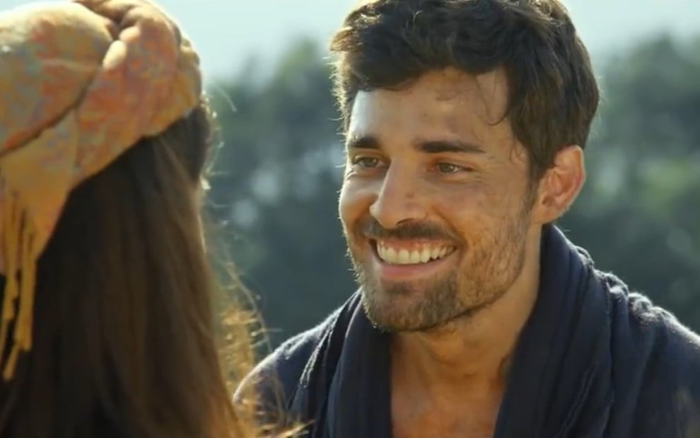 Miguel Coelho grava com manto azul, rosto sujo e sorridente como Jacó de Gênesis, da Record
