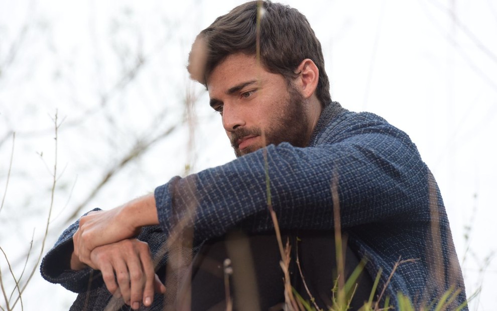 Jacó (Miguel Coelho) está sentado no alto da colina momentos antes do encontro com Jesus (Dudu Azevedo) em cena de Gênesis
