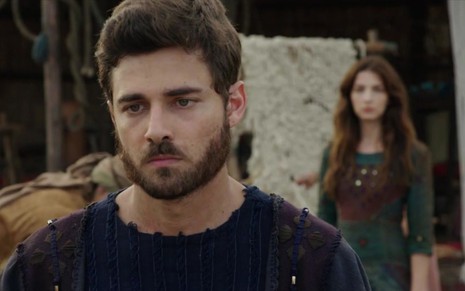 O ator Miguel Coelho grava com expressão de fúria como Jacó de Gênesis, da Record
