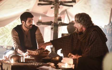 Juliano Laham grava sentado à mesa em conversa com Petrônio Gontijo, como José e Jacó de Gênesis, da Record
