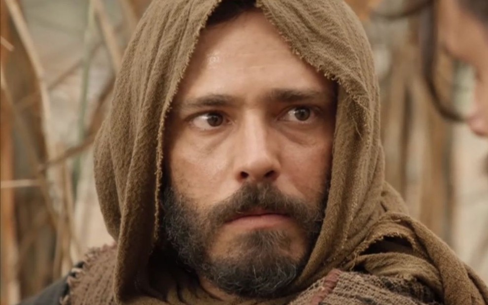 Thiago Rodrigues em cena de Gênesis: ator está caracterizado como Judá e tem olhar sério para alguém fora do quadro
