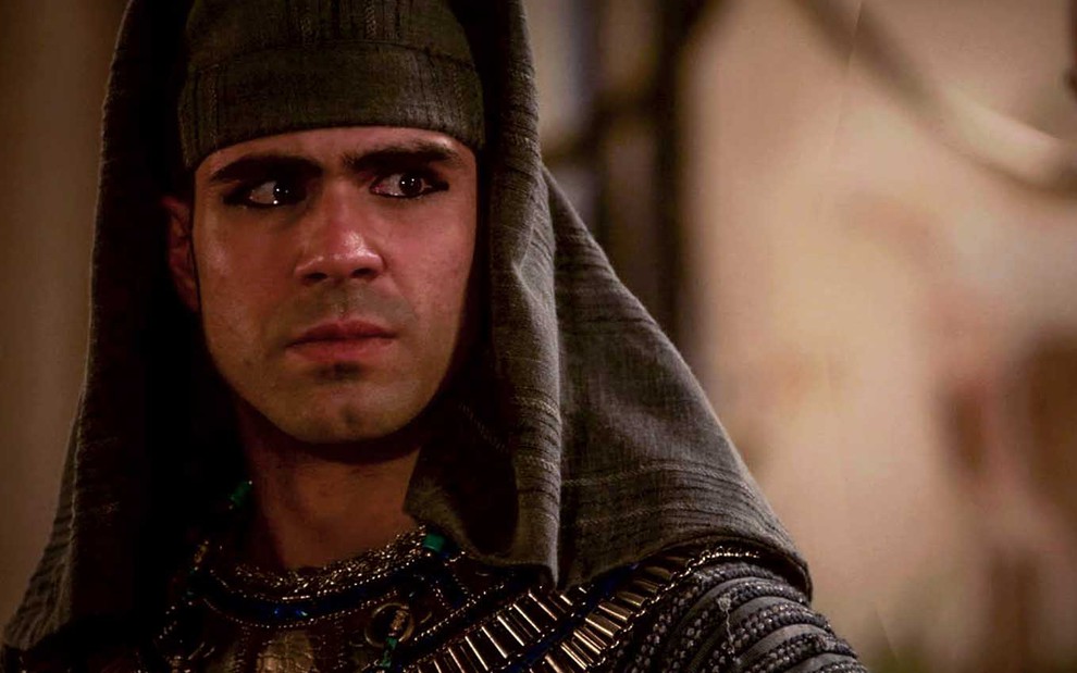 O ator Juliano Laham com as vestes de um nobre como José, enquanto governador-geral do Egito, em cena de Gênesis