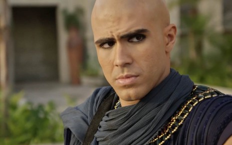 Juliano Laham como José do Egito. Ele está careca e usa uma roupa azul