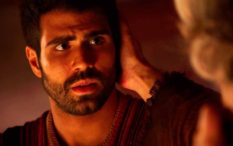 O ator Juliano Laham como José com expressão preocupada em cena de Gênesis