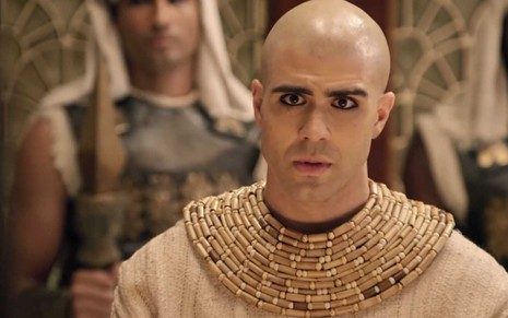 O ator Juliano Laham com expressão de surpresa caracterizado como José na fase egípcia em cena de Gênesis