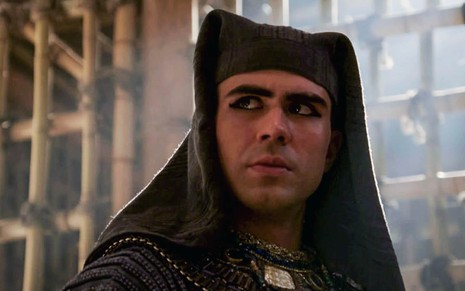 O ator Juliano Laham com um chapéu estilo legionário, mas com toques egípcios, como José em cena de Gênesis