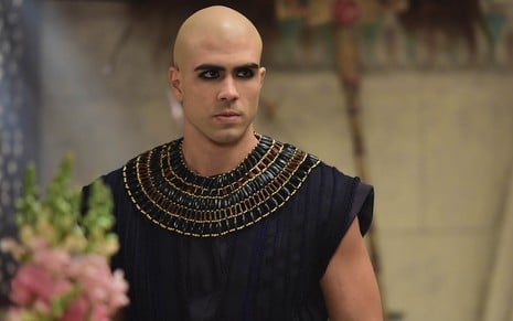 O ator Juliano Laham com a cabeça raspada com vestes egípcias como o José em cena de Gênesis