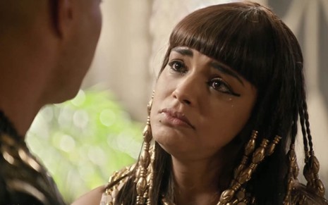 A atriz Kizi Vaz com expressão de choro caracterizada como a Kamesha em cena de Gênesis