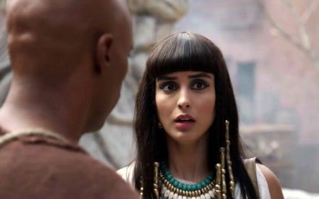 Asenate (Letícia Almeida) está na área externa do palácio e demonstra espanto em seu rosto ao ver alguém em cena de Gênesis