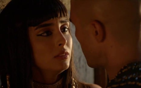 Asenate (Letícia Almeida) está em pé encostada em uma parede; José (Juliano Laham) está com o rosto próximo ao seu em cena de Gênesis