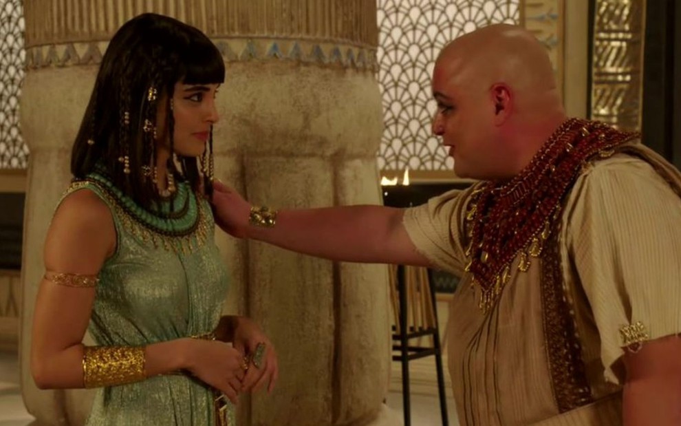 Adurrá (Ricardo Lyra) está com a mão no ombro de Asenate (Letícia Almeida) no corredor do palácio em cena de Gênesis