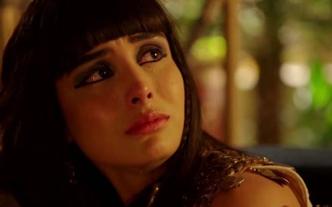 Asenate (Letícia Almeida) chora em palácio em cena de Gênesis