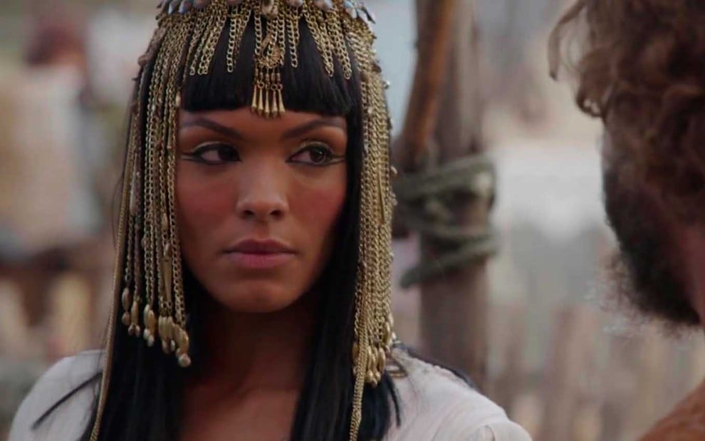 A atriz Lidi Lisboa com um adorno egípcio de ouro em forma de contas em cima de uma peruca preta de franja como a Maalate em cena de Gênesis
