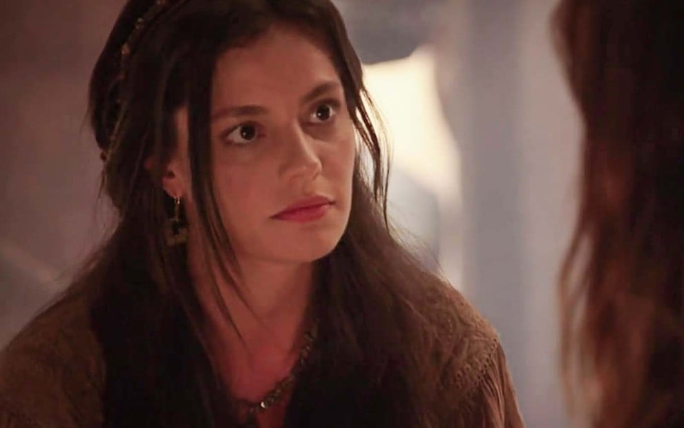 A atriz Lina Mello caraterizada como Zilpa com uma expressão severa em cena de Gênesis