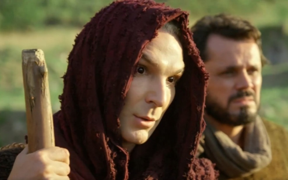 Igor Rickli grava com lenço vermelho na cabeça e olhar fixo como Lúcifer de Gênesis, da Record