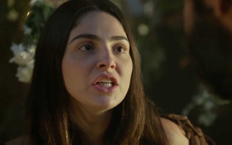 A atriz Marcela Barrozo, em um close-up em seu rosto, com expressão de desprezo como a Uriala em cena de Gênesis
