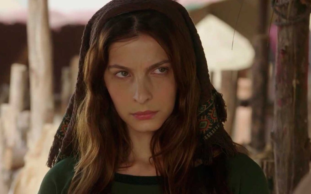 A atriz Michelle Batista, com expressão de raiva, está caracterizada como Lia em cena de Gênesis
