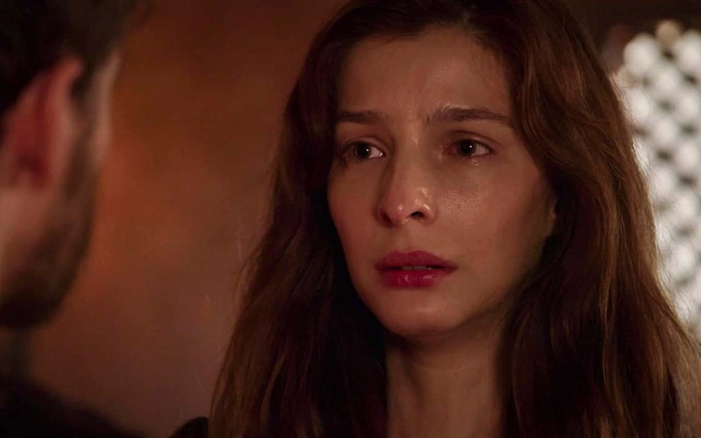 A atriz Michelle Batista caracterizada como Lia, com expressão de choro, mas sem lágrimas, em cena de Gênesis