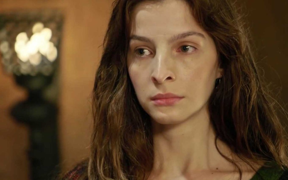 A atriz Michelle Batista, com expressão de tristeza, em cena como Lia em Gênesis