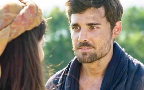 O ator Miguel Coelho caracterizado como Jacó em cena de Gênesis