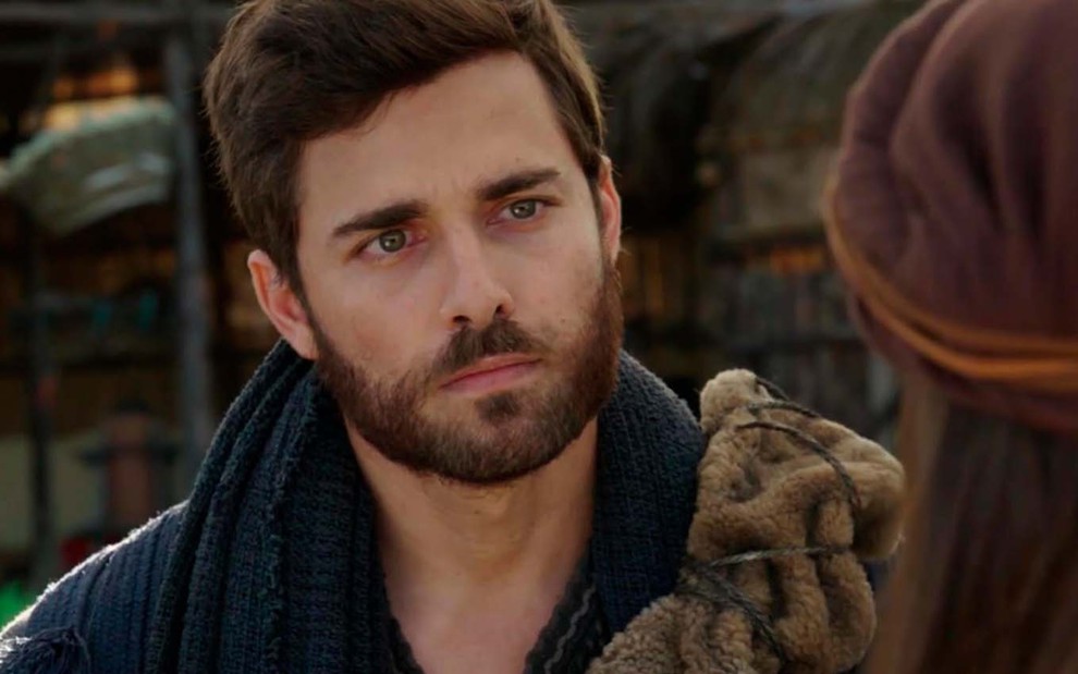 O ator Miguel Coelho com uma barba desgrenhada e expressão de raiva como Jacó em cena de Gênesis