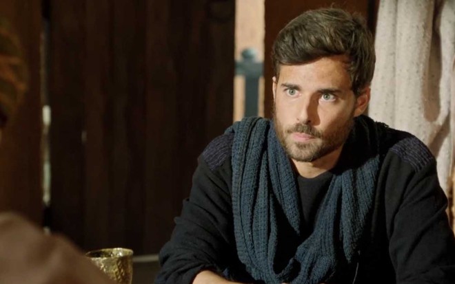 O ator Miguel Coelho caracterizado como Jacó, de olhos arregalados e expressão de poucos amigos, em cena de Gênesis