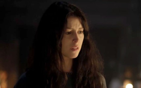 Rhaisa Batista em cena de Gênesis: atriz está caracterizada como Muriel e olha com decepção para alguém fora do quadro