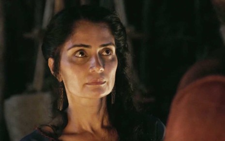 A atriz Patrícia França caracterizada como Bila em cena noturna de Gênesis