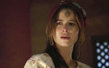 Barbara França em cena de Gênesis: atriz está caracterizada como Rebeca e chora