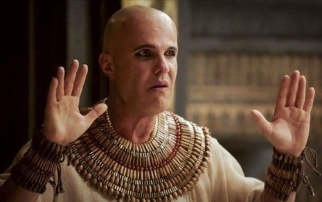 Menkhe (Renato Rabelo) está com as mãos levantadas para o faraó, que não aparece na imagem, em cena de Gênesis