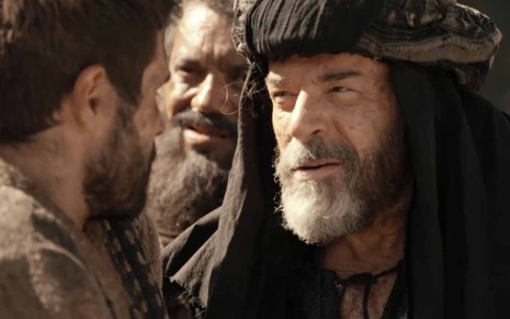 O ator Ricardo Dantas com expressão de desprezo como o mercador Issad em cena de Gênesis