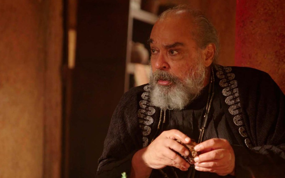 Roberto Bomfim em cena como Betuel em Gênesis (2021)