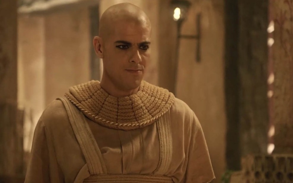 O ator Sacha Bali caracterizado como o Atarum em cena de Gênesis
