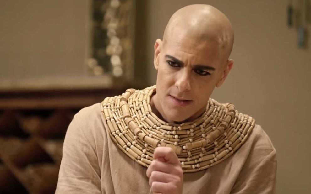 O ator Sacha Bali com cabelo raspado e kajal nos olhos como o Atarum em cena de Gênesis
