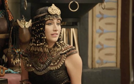 A atriz Samia Abreu está coberta de ouro como a rainha Merianat em cena de Gênesis