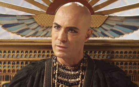 Fernando Pavão caracterizado como Sheshi em cena de Gênesis