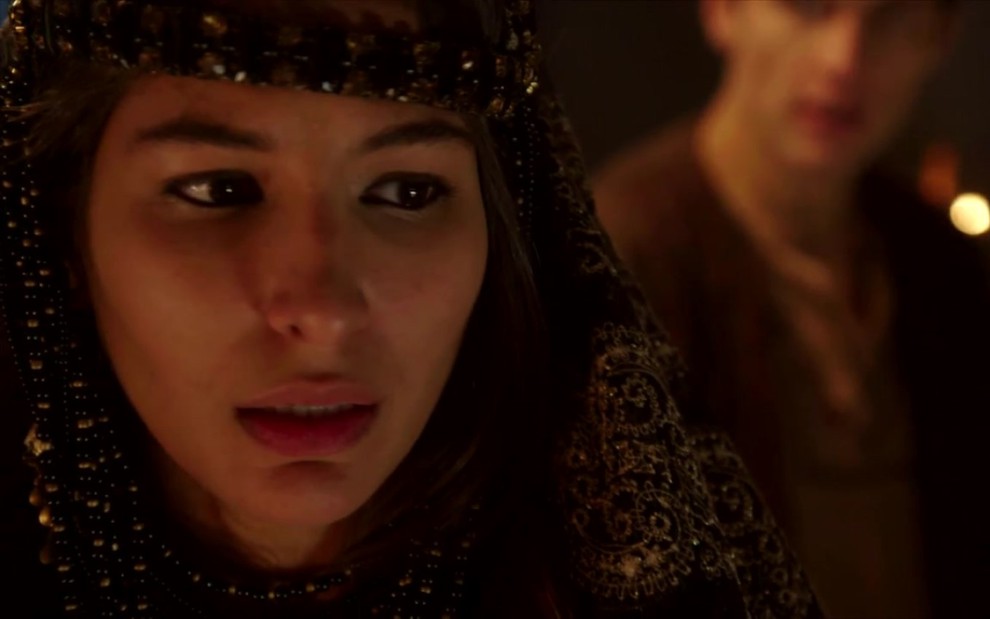 Juliana Xavier grava com expressão de medo e choro e lenço na cabeça como Tamar de Gênesis, da Record