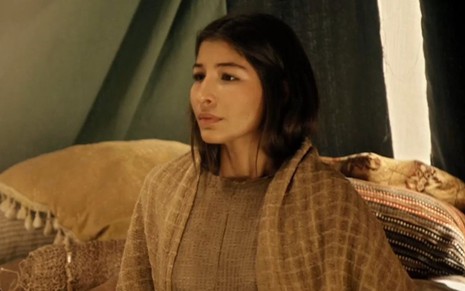 Juliana Xavier caracterizada como Tamar em cena de Gênesis: atriz tem feição de tristeza e olha para alguém fora do quadro