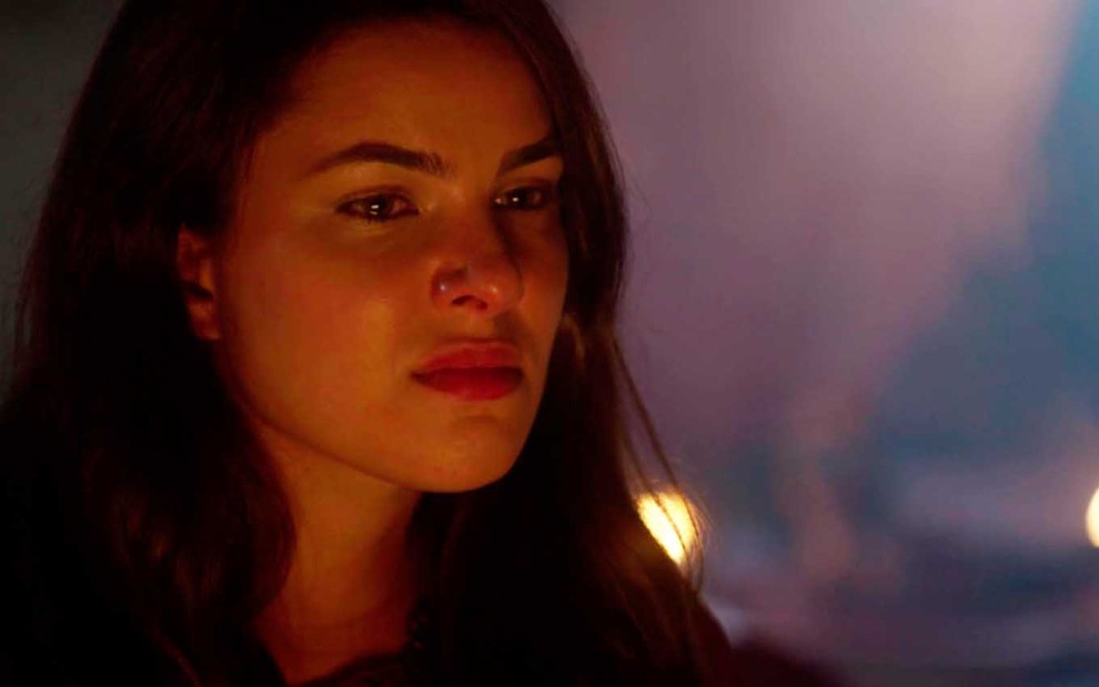 A atriz Thais Melchior em um close-up no seu rosto, com expressão de tristeza, como a Raquel em cena de Gênesis