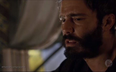 Thiago Rodrigues grava cena com aparência cansada e tensa em Gênesis, como Judá