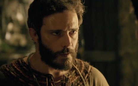 O ator Thiago Rodrigues com expressão de raiva, apertando os dentes, como Judá em cena de Gênesis