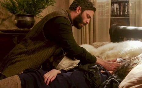 Judá (Thiago Rodrigues) sacode Muriel (Rhaisa Batista) que está morta na cama em cena de Gênesis