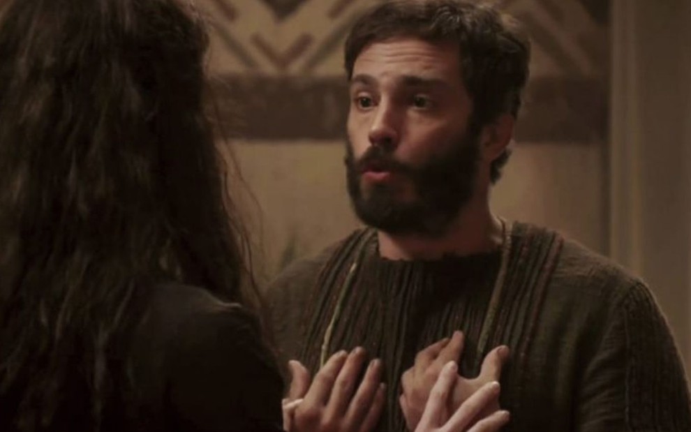 Em pé, Judá (Thiago Rodrigues) desabafa com Muriel (Rhaisa Batista), que coloca as mãos em seu peito em cena de Gênesis