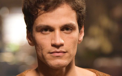 O ator Tiago Marques caracterizado como Er em cena de Gênesis