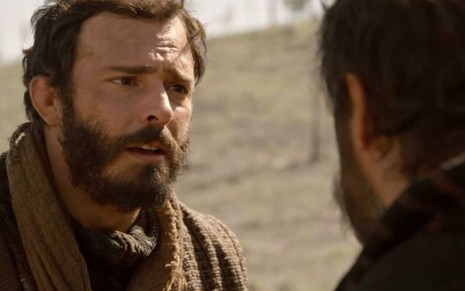 O ator Thiago Rodrigues está com expressão perplexa como Judá em cena de Gênesis
