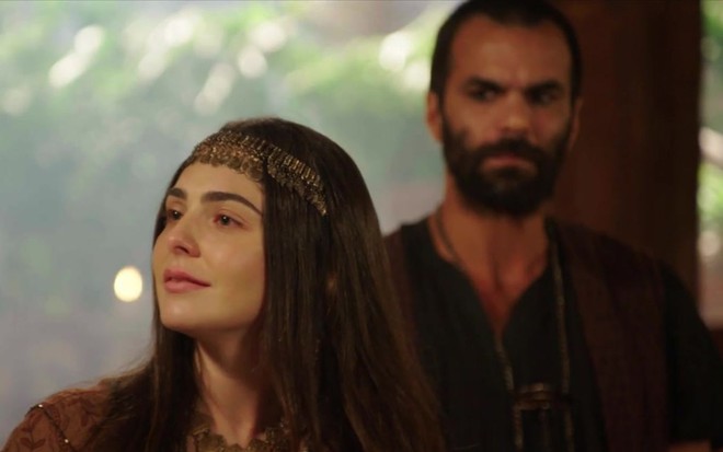Marcela Barrozo e Felipe Cardoso em cena de Gênesis: caracterizados como Uriala e Efrom em novela bíblica