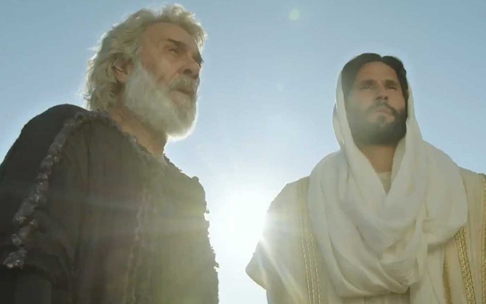 Com uma luz forte ao fundo, o ator Zécarlos Machado como Abraão evita olhar para Dudu Azevedo, como Jesus, em cena de Gênesis