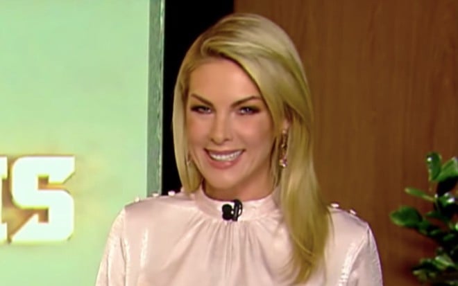 Sorridente, Ana Hickmann comanda o Hoje em Dia, da Record