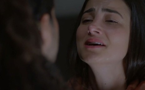 Sâmila (Natália Ferrari) chora em cena da novela Reis, da Record